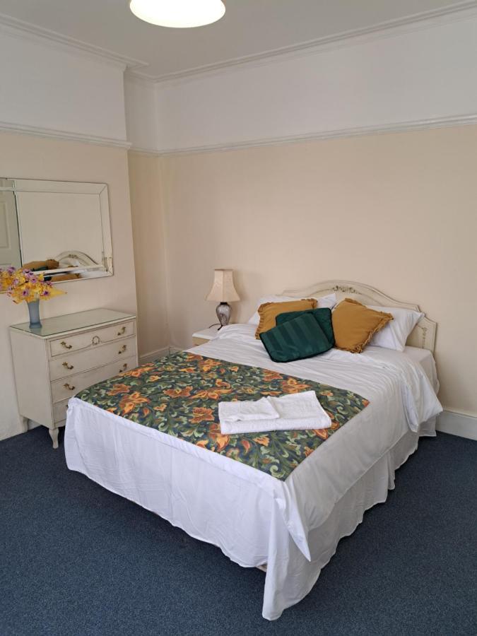 Double Room Available- London Seven Kings Seven Kings Train Station Ilford Exterior photo
