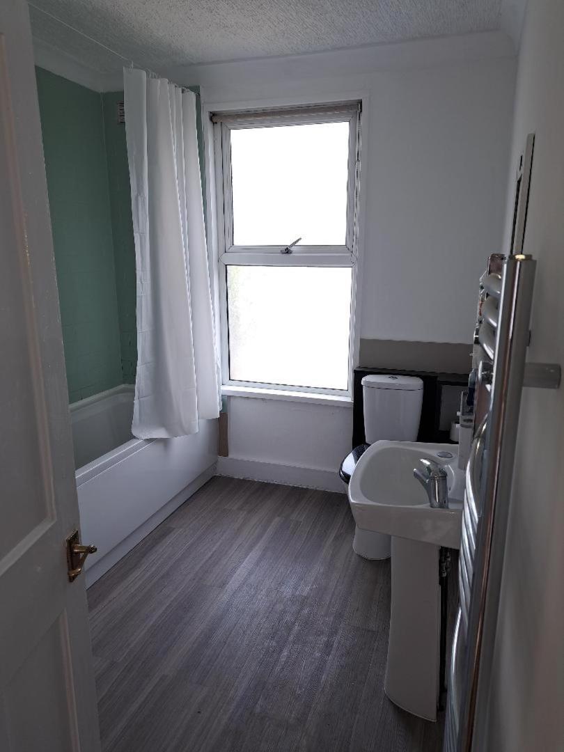 Double Room Available- London Seven Kings Seven Kings Train Station Ilford Exterior photo